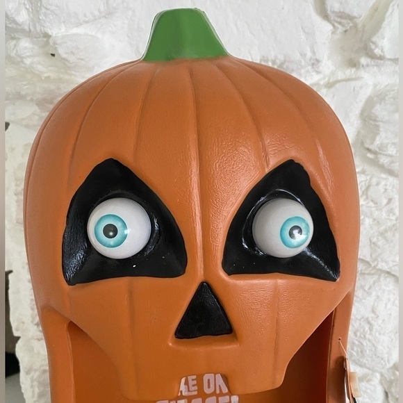 NWT LARGE HALLOWEEN TALKING JACK O LANTERN CANDY DISPENSER LIGHT UP EYES - Picture 3 of 9